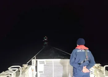 Çardakta çıkan yangın 3 katlı binaya sirayet etti: 1 kişi yaralandı