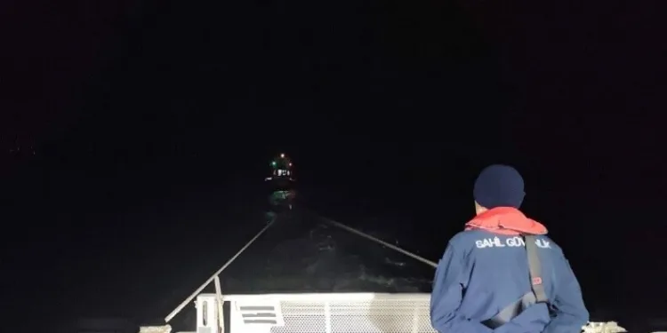 Çardakta çıkan yangın 3 katlı binaya sirayet etti: 1 kişi yaralandı