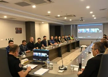 Çardakta çıkan yangın 3 katlı binaya sirayet etti: 1 kişi yaralandı