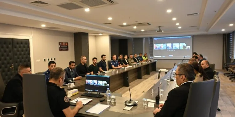 Çardakta çıkan yangın 3 katlı binaya sirayet etti: 1 kişi yaralandı