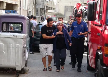 Çardakta çıkan yangın 3 katlı binaya sirayet etti: 1 kişi yaralandı