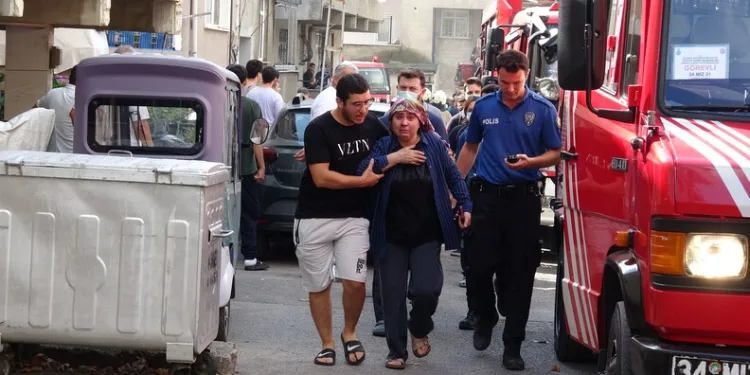 Çardakta çıkan yangın 3 katlı binaya sirayet etti: 1 kişi yaralandı