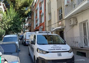Çardakta çıkan yangın 3 katlı binaya sirayet etti: 1 kişi yaralandı