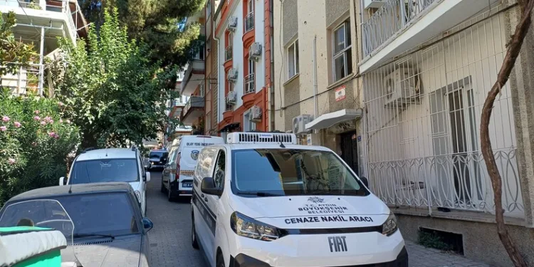 Çardakta çıkan yangın 3 katlı binaya sirayet etti: 1 kişi yaralandı
