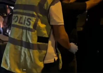 Çardakta çıkan yangın 3 katlı binaya sirayet etti: 1 kişi yaralandı