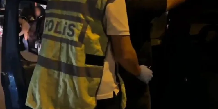 Çardakta çıkan yangın 3 katlı binaya sirayet etti: 1 kişi yaralandı