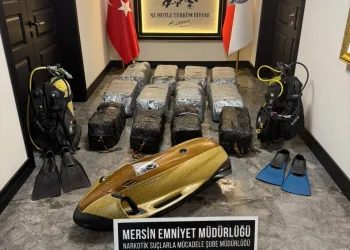 Çardakta çıkan yangın 3 katlı binaya sirayet etti: 1 kişi yaralandı