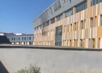 Çardakta çıkan yangın 3 katlı binaya sirayet etti: 1 kişi yaralandı