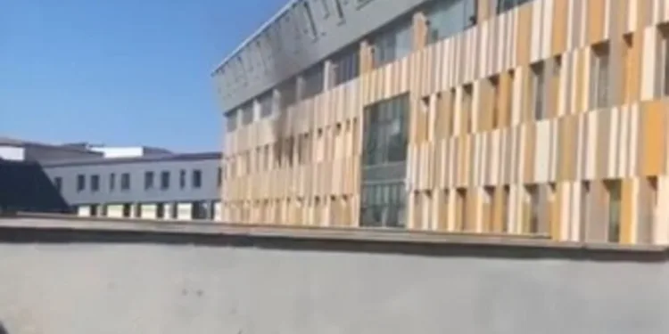 Çardakta çıkan yangın 3 katlı binaya sirayet etti: 1 kişi yaralandı