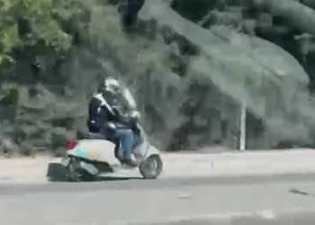 Çardakta çıkan yangın 3 katlı binaya sirayet etti: 1 kişi yaralandı