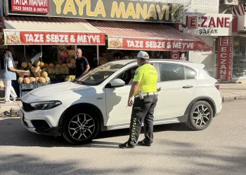 Çardakta çıkan yangın 3 katlı binaya sirayet etti: 1 kişi yaralandı