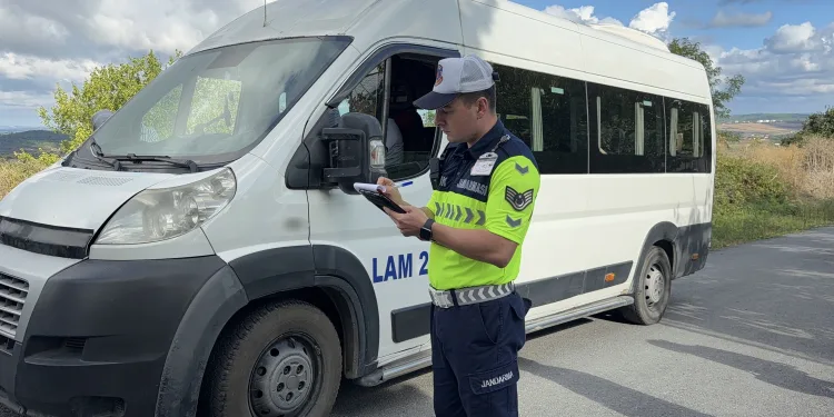 Okulların ilk gününde jandarmadan servis araçlarına sıkı denetim