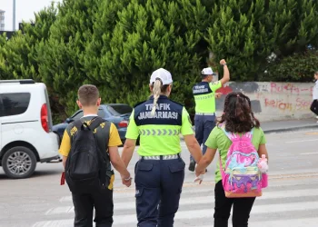 Okulların ilk gününde jandarmadan servis araçlarına sıkı denetim