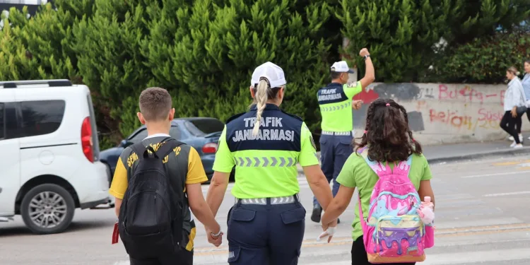 Okulların ilk gününde jandarmadan servis araçlarına sıkı denetim