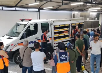 Trenin çarptığı araç hurdaya döndü, alkollü sürücüsü son anda kendini dışarı atarak kurtardı