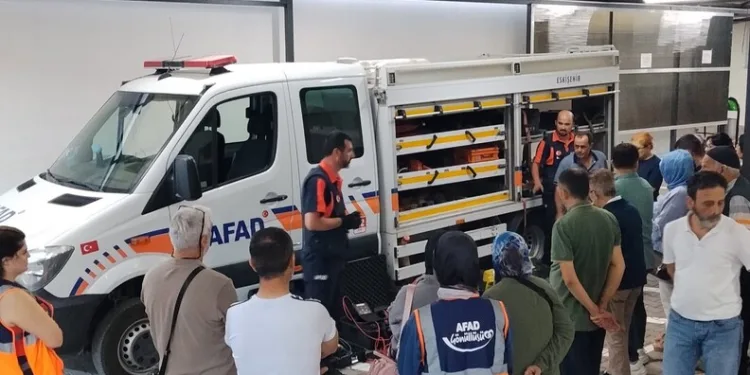 Trenin çarptığı araç hurdaya döndü, alkollü sürücüsü son anda kendini dışarı atarak kurtardı