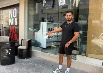Trenin çarptığı araç hurdaya döndü, alkollü sürücüsü son anda kendini dışarı atarak kurtardı