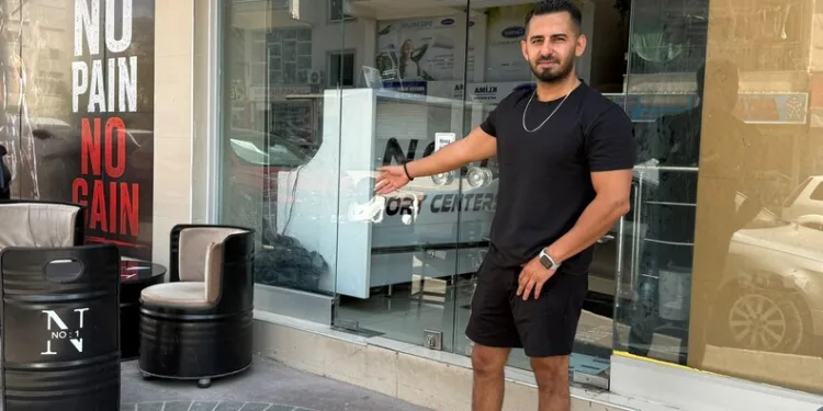 Trenin çarptığı araç hurdaya döndü, alkollü sürücüsü son anda kendini dışarı atarak kurtardı