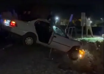 Trenin çarptığı araç hurdaya döndü, alkollü sürücüsü son anda kendini dışarı atarak kurtardı