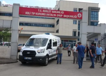 Trenin çarptığı araç hurdaya döndü, alkollü sürücüsü son anda kendini dışarı atarak kurtardı