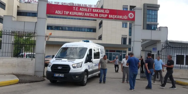 Trenin çarptığı araç hurdaya döndü, alkollü sürücüsü son anda kendini dışarı atarak kurtardı