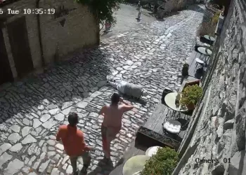 Trenin çarptığı araç hurdaya döndü, alkollü sürücüsü son anda kendini dışarı atarak kurtardı