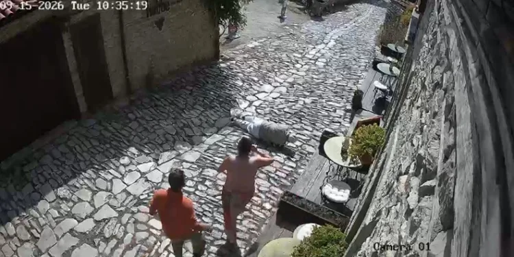 Trenin çarptığı araç hurdaya döndü, alkollü sürücüsü son anda kendini dışarı atarak kurtardı