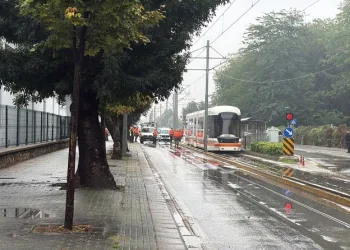 Trenin çarptığı araç hurdaya döndü, alkollü sürücüsü son anda kendini dışarı atarak kurtardı