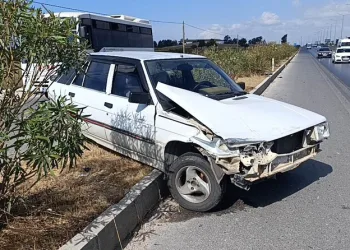 Trenin çarptığı araç hurdaya döndü, alkollü sürücüsü son anda kendini dışarı atarak kurtardı