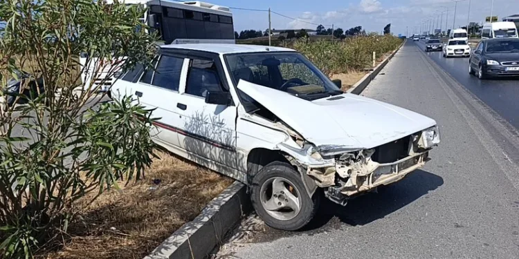 Trenin çarptığı araç hurdaya döndü, alkollü sürücüsü son anda kendini dışarı atarak kurtardı