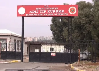 Trenin çarptığı araç hurdaya döndü, alkollü sürücüsü son anda kendini dışarı atarak kurtardı