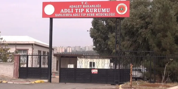 Trenin çarptığı araç hurdaya döndü, alkollü sürücüsü son anda kendini dışarı atarak kurtardı