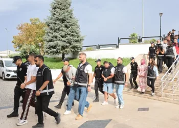 Trenin çarptığı araç hurdaya döndü, alkollü sürücüsü son anda kendini dışarı atarak kurtardı