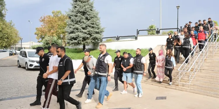Trenin çarptığı araç hurdaya döndü, alkollü sürücüsü son anda kendini dışarı atarak kurtardı