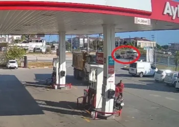 Trenin çarptığı araç hurdaya döndü, alkollü sürücüsü son anda kendini dışarı atarak kurtardı