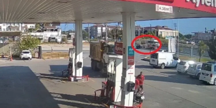 Trenin çarptığı araç hurdaya döndü, alkollü sürücüsü son anda kendini dışarı atarak kurtardı
