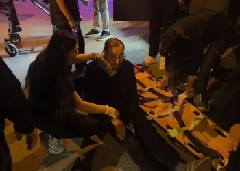 Trenin çarptığı araç hurdaya döndü, alkollü sürücüsü son anda kendini dışarı atarak kurtardı