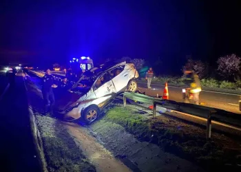 Trenin çarptığı araç hurdaya döndü, alkollü sürücüsü son anda kendini dışarı atarak kurtardı