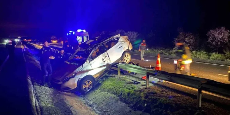 Trenin çarptığı araç hurdaya döndü, alkollü sürücüsü son anda kendini dışarı atarak kurtardı