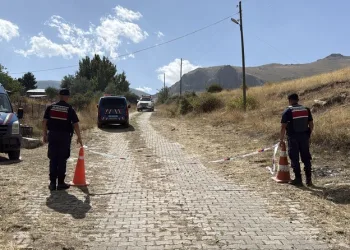 Trenin çarptığı araç hurdaya döndü, alkollü sürücüsü son anda kendini dışarı atarak kurtardı