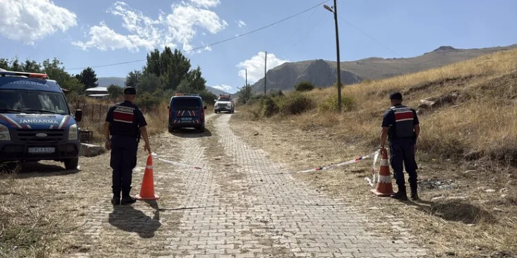 Trenin çarptığı araç hurdaya döndü, alkollü sürücüsü son anda kendini dışarı atarak kurtardı