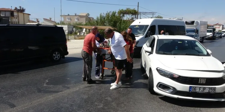 Trenin çarptığı araç hurdaya döndü, alkollü sürücüsü son anda kendini dışarı atarak kurtardı