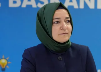 AK Parti Genel Başkan Yardımcısı Fatma Betül Sayan Kaya istifa etti