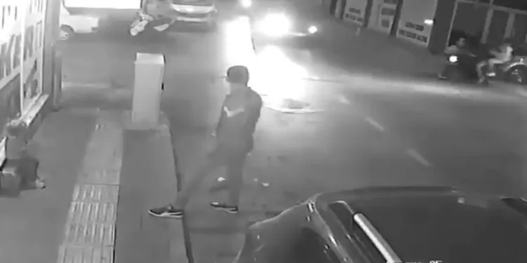 Otomobil ile motosiklet çarpıştı
