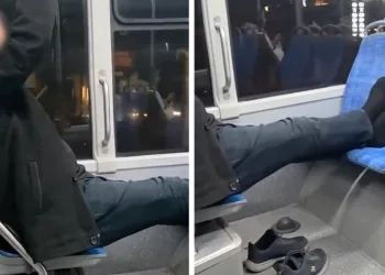 Otobüste ayakkabılarını çıkarıp seyahat etti, rahatlığı pes dedirtti