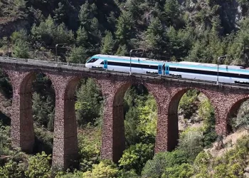 Türkiye’nin milli hızlı treni 250 kilometre hıza ulaştı