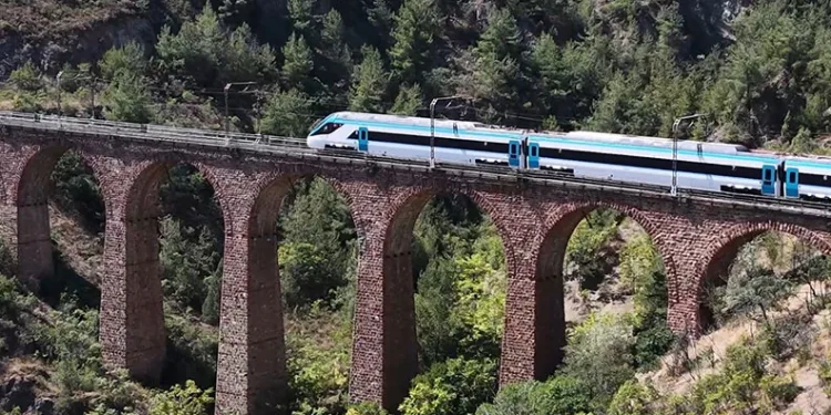 Türkiye’nin milli hızlı treni 250 kilometre hıza ulaştı