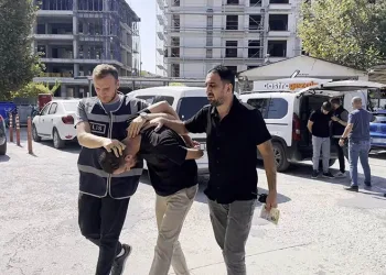 Polis kılığında yaşlı kadını dolandıran 2 şüpheli tutuklandı