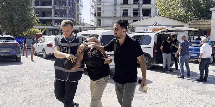 Polis kılığında yaşlı kadını dolandıran 2 şüpheli tutuklandı