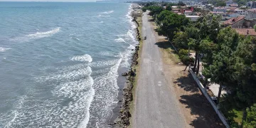 Samsun’da kıyı erozyonu yola kadar ulaştı